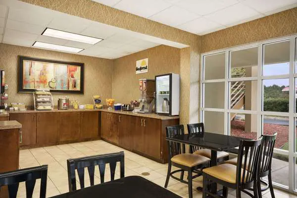 Days Inn by Wyndham Atlanta Stone Mountain 4