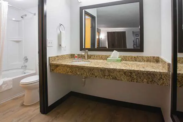 Econo Lodge 4