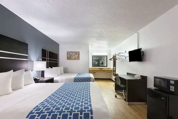 Econo Lodge 4