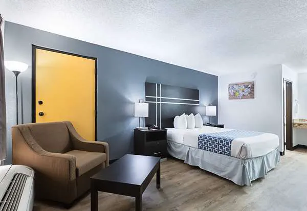 Econo Lodge 4