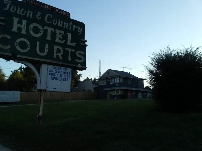 Town & Country Hotel Courts 5