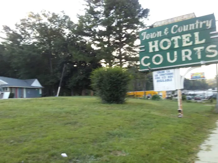 Town & Country Hotel Courts 5
