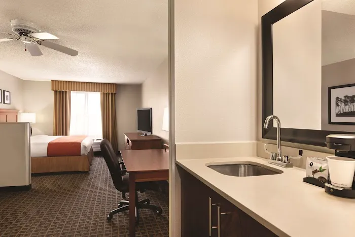 Country Inn & Suites by Radisson, Lawrenceville, GA 4