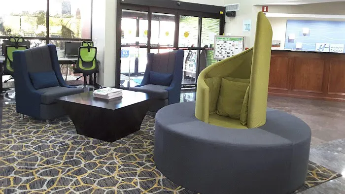 Holiday Inn Express & Suites Lawrenceville by IHG 4