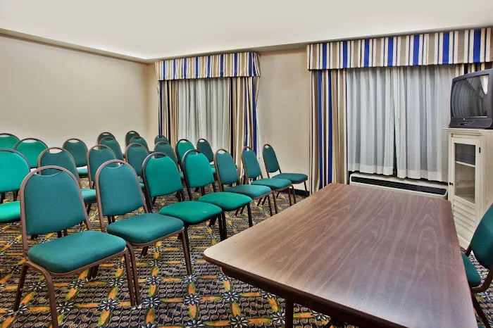 Holiday Inn Express & Suites Lawrenceville by IHG 4