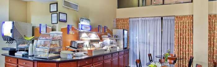 Holiday Inn Express & Suites Lawrenceville by IHG 4
