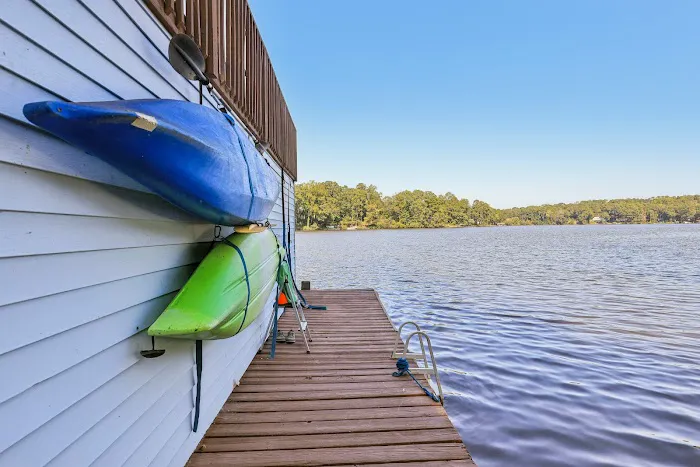 Lakefront Retreat with Luxury Touch 4