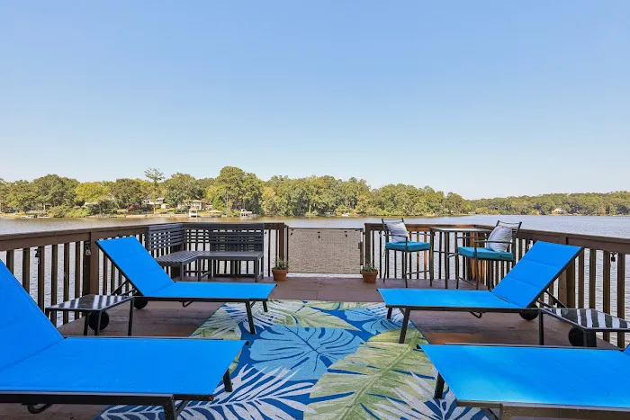 Lakefront Retreat with Luxury Touch 4