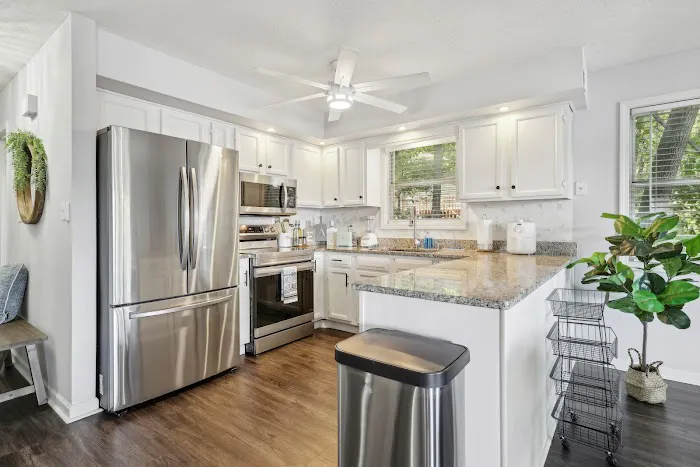 Lakefront Retreat with Luxury Touch 4