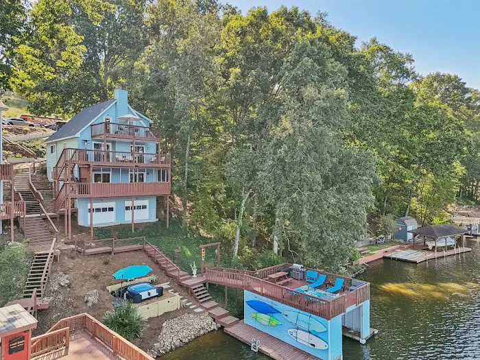 Lakefront Retreat with Luxury Touch 4