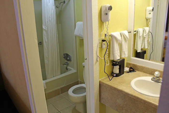 Americas Best Value Inn Conyers 4