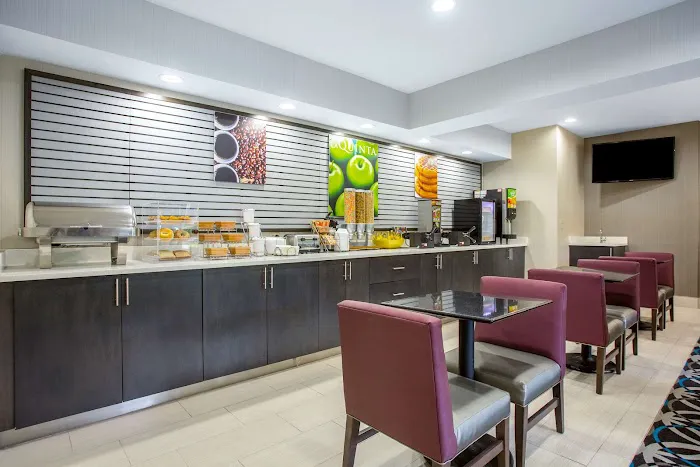 La Quinta Inn & Suites by Wyndham Snellville-Stone Mountain 4