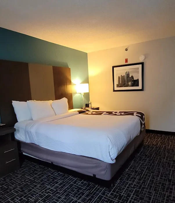 La Quinta Inn & Suites by Wyndham Atlanta Airport North 4