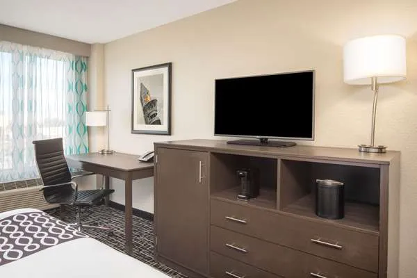 La Quinta Inn & Suites by Wyndham Atlanta Airport North 4