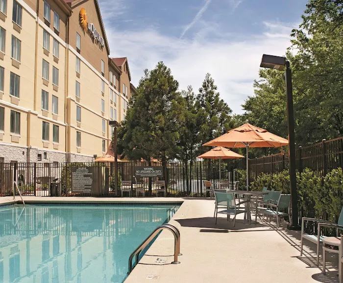 La Quinta Inn & Suites by Wyndham Atlanta Airport North 4