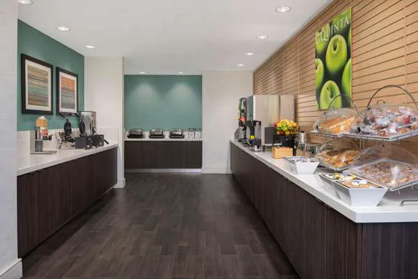 La Quinta Inn & Suites by Wyndham Atlanta Airport North 4