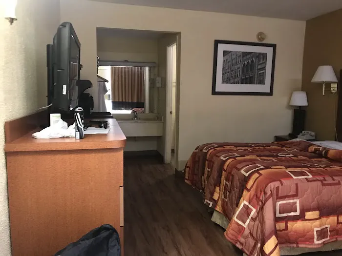 Knights Inn Forest Park 4