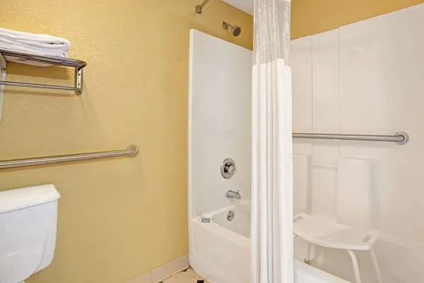 Travelodge by Wyndham Forest Park Atlanta South 4