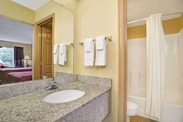 Travelodge by Wyndham Forest Park Atlanta South 4
