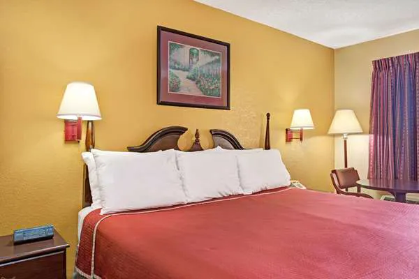 Travelodge by Wyndham Forest Park Atlanta South 4