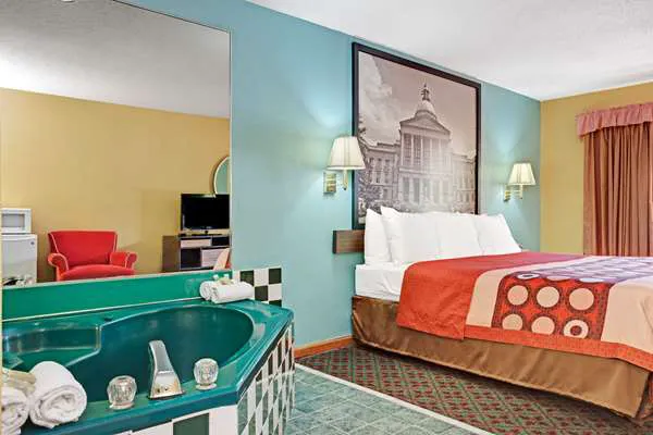 Super 8 by Wyndham Forest Park 4