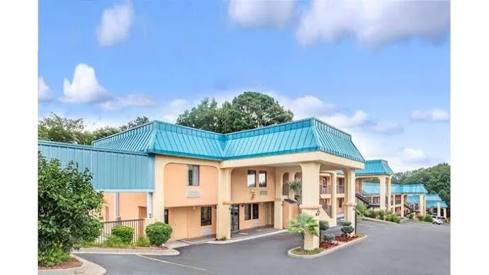 Super 8 by Wyndham Forest Park 4