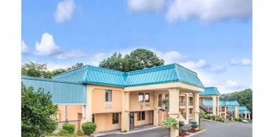 Super 8 by Wyndham Forest Park