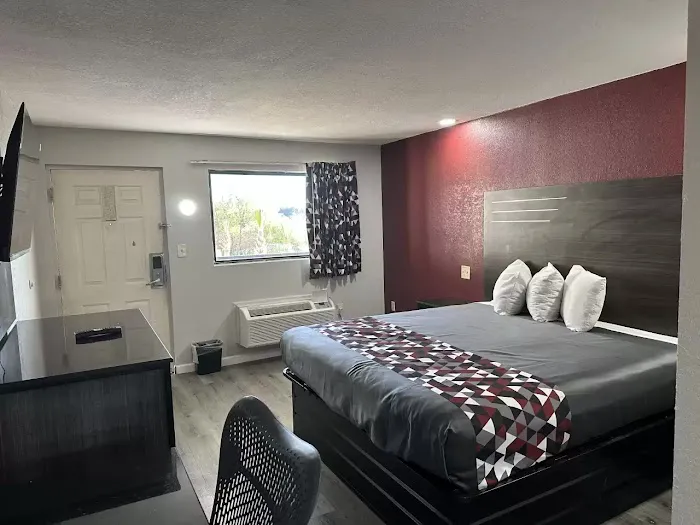 Rodeway Inn 4