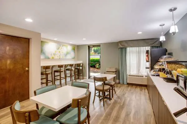 Clarion Pointe Atlanta Airport College Park 4