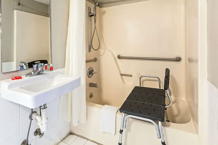 Econo Lodge 4