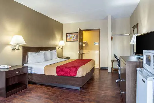 Econo Lodge 4