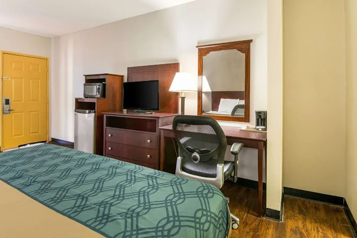Econo Lodge 4
