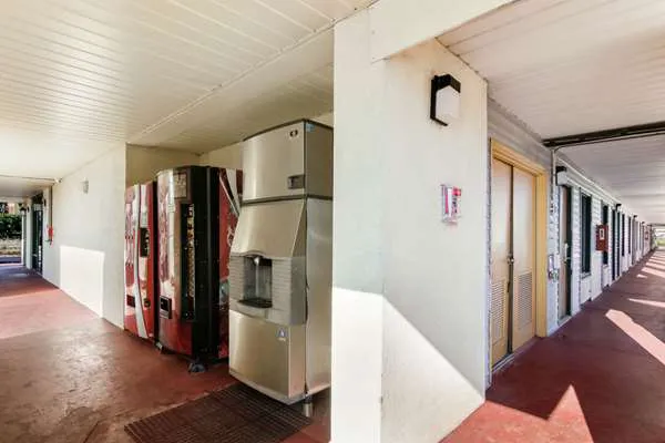 Econo Lodge 4