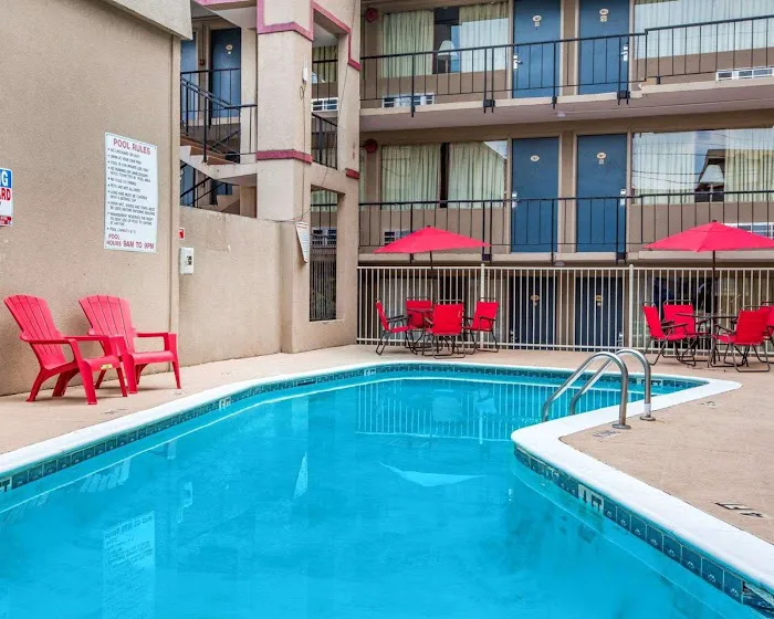 Econo Lodge 4