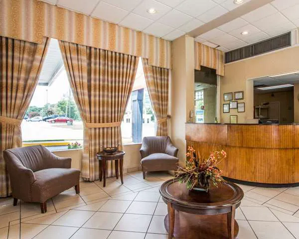 Econo Lodge 4