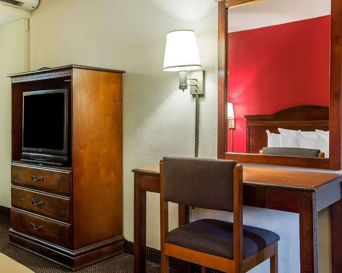Econo Lodge 4