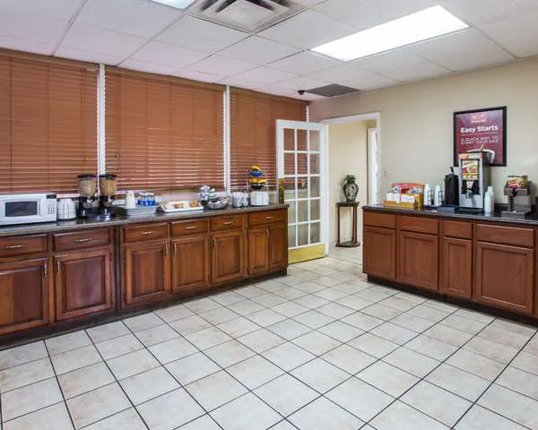 Econo Lodge 4