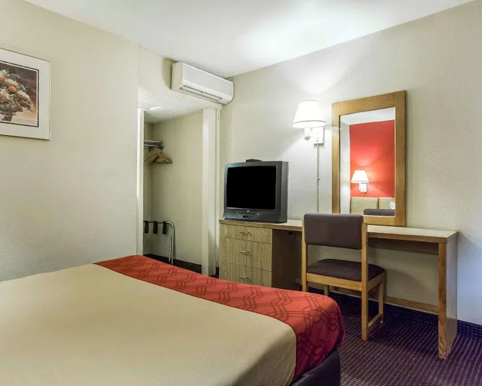 Econo Lodge 4
