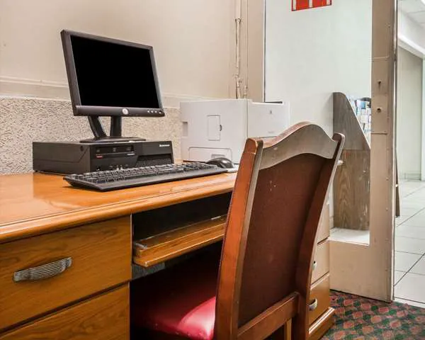 Econo Lodge 4