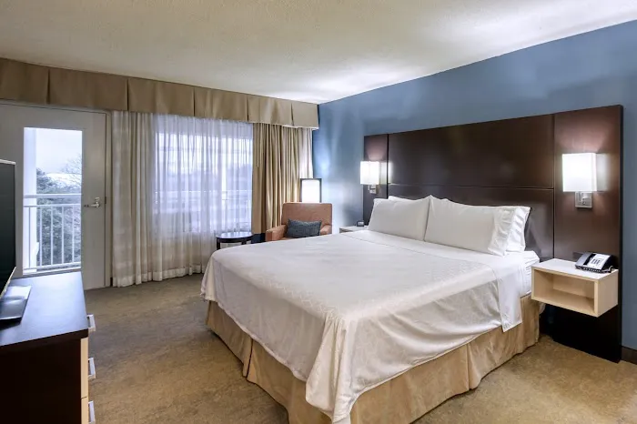 Holiday Inn & Suites Atlanta Airport-North by IHG 4