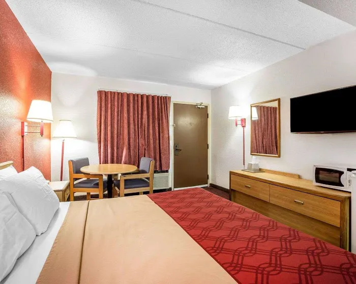Econo Lodge 4