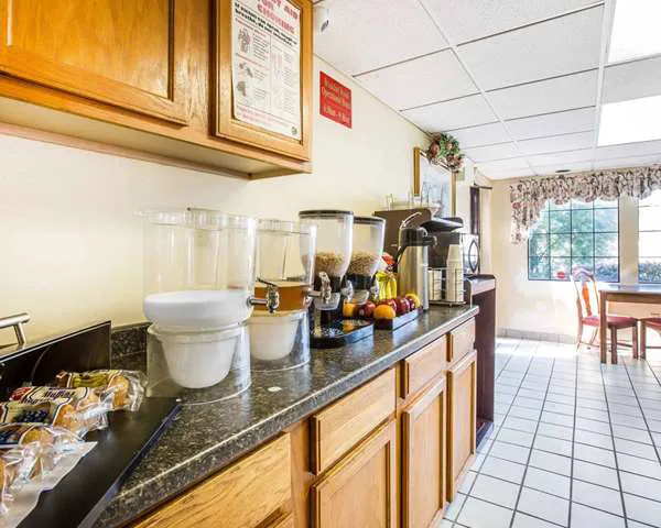 Econo Lodge 4