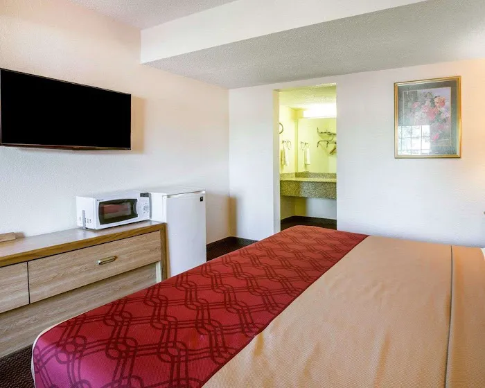 Econo Lodge 4