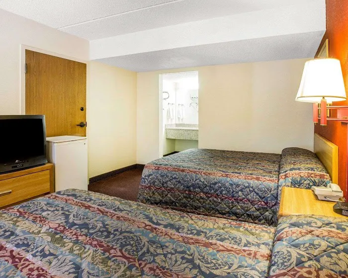 Econo Lodge 4