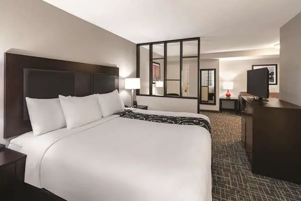 La Quinta Inn & Suites by Wyndham Atlanta Airport South 4