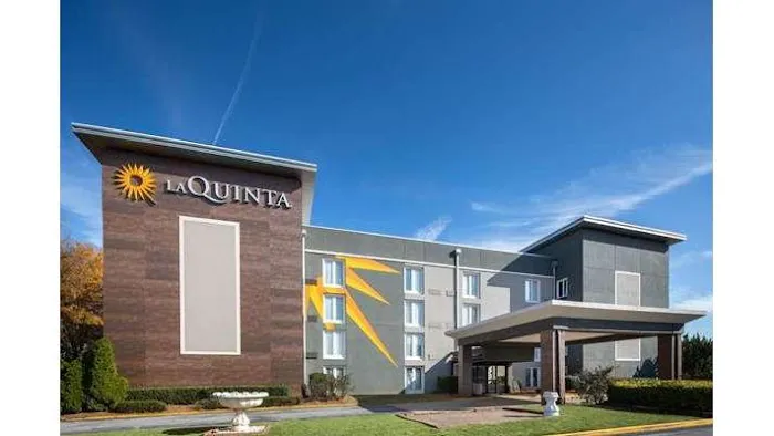 La Quinta Inn & Suites by Wyndham Atlanta Airport South 4