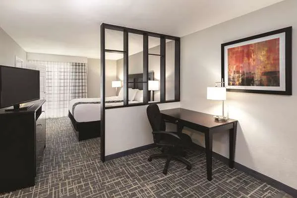 La Quinta Inn & Suites by Wyndham Atlanta Airport South 4