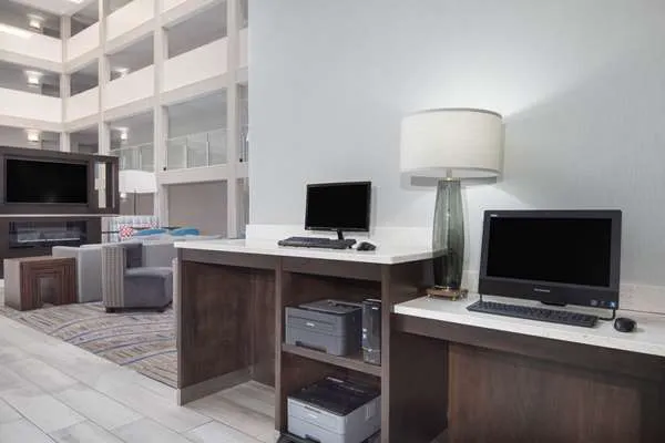 La Quinta Inn & Suites by Wyndham Atlanta Airport South 4