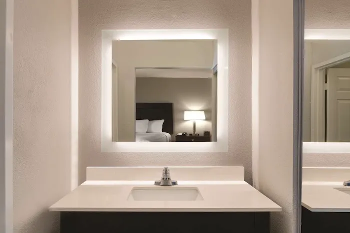 La Quinta Inn & Suites by Wyndham Atlanta Airport South 4