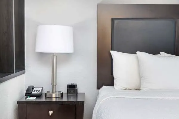 La Quinta Inn & Suites by Wyndham Atlanta Airport South 4